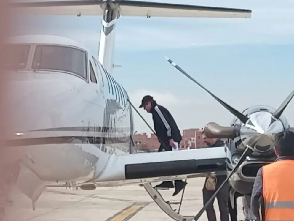 Dávila aborda la aeronave que envió EEUU para extraditarlo. Foto: Eduardo Del Castillo 