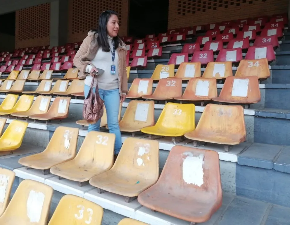 La asambleísta Samanta Coronado, en la inspección en el estadio Hernando Siles. Foto: ALDLP