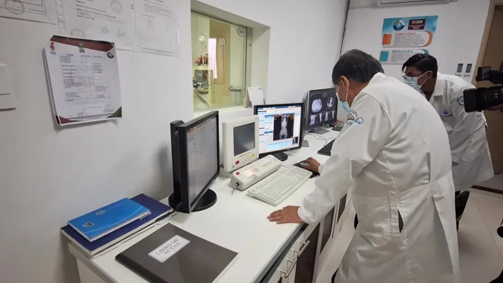 Médicos trabajan en uno de los ambientes del Instituto Gastroenterológico. Foto: Wara Arteaga / Visión 360. 