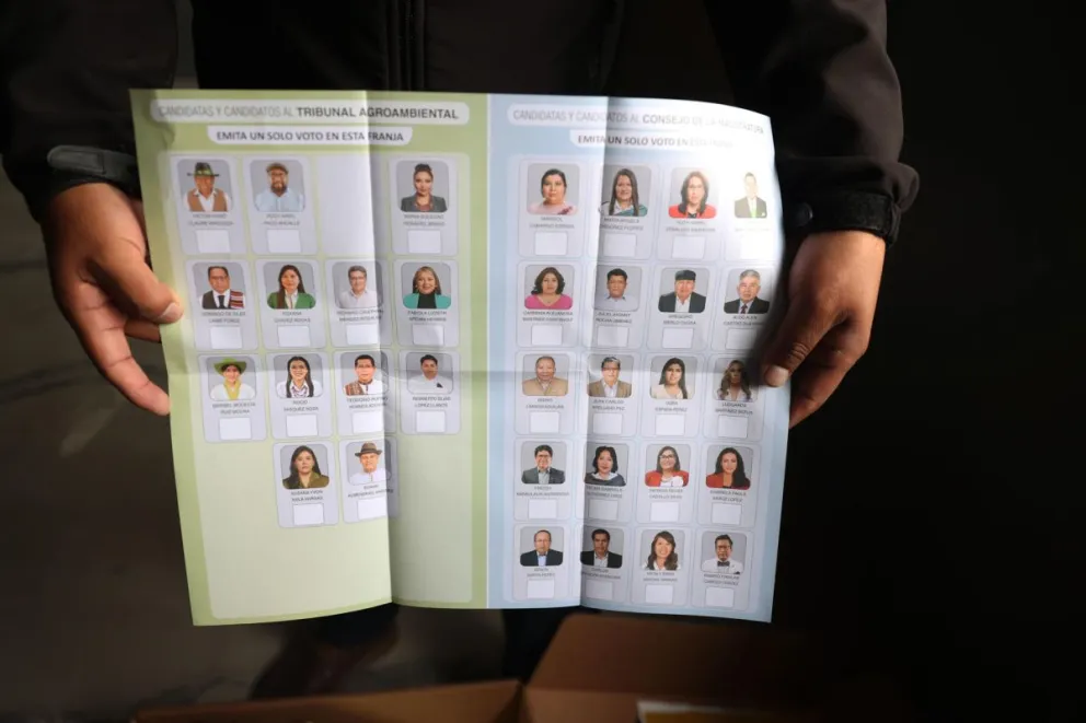 Un miembro del Órgano Electoral muestra material electoral que será usado en las elecciones judiciales. Foto: EFE