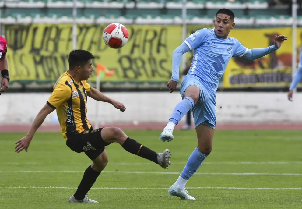Diego Wayar (izq.), jugador del Tigre, y Ramiro Vaca, de Bolívar, en el clásico del fin de semana. Foto