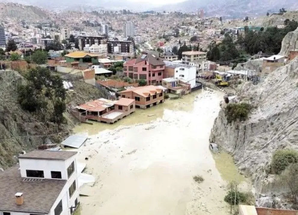 Una imagen de la mazamorra que cubrió las viviendas en Bajo Llojeta. Foto: APG