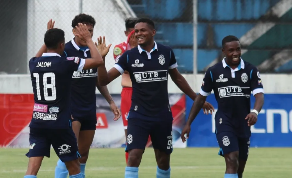Jugadores de San Antonio celebran el tanto de Da Silva (centro). Foto: APG.