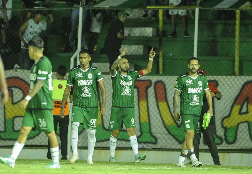 Jugadores de Oriente celebran un gol en el cotejo con Always Ready. Foto: APG.