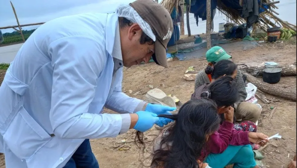 La toma de muestras de cabello que CPILAP realizó de 305 habitantes indígenas en 2023. Foto: CPILAP.