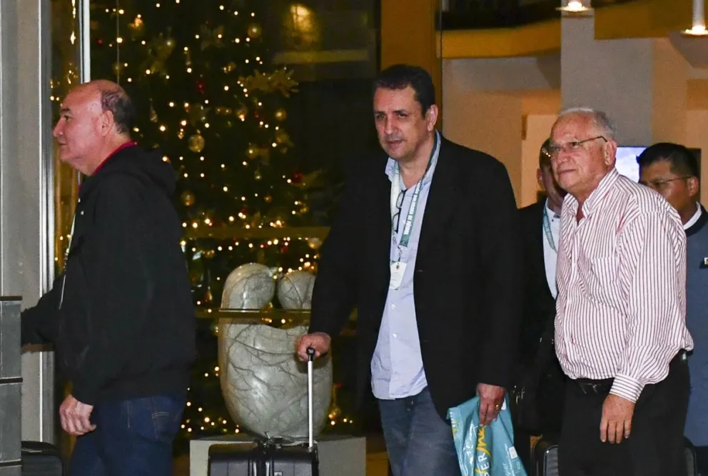 Dirigentes de clubes se retiran del hotel donde se llevó adelante el Congreso Extraordinario de la FBF. Foto: APG