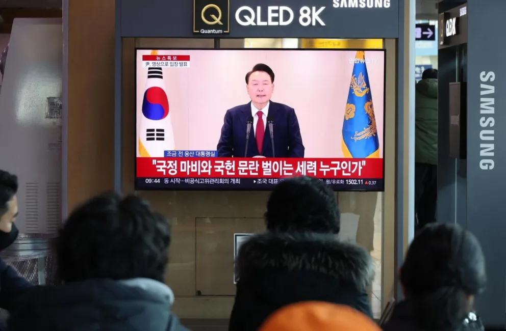 Personas ven en televisión la declaración pública del presidente surcoreano, Yoon Suk Yeol, en Seúl, Corea del Sur, el 12 de diciembre de 2024. Foto: EFE