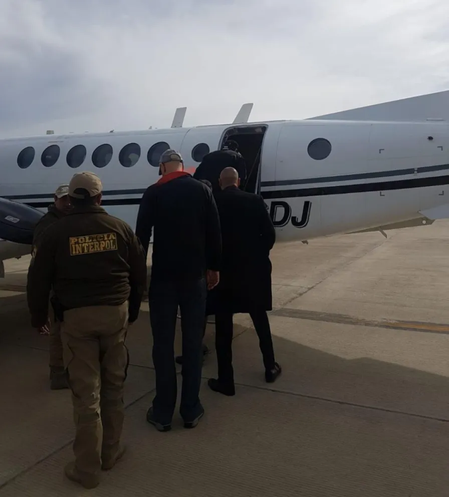 El exjefe antidroga en la gestión de Evo Morales aborda la nave que lo trasladó a EEUU. Foto: ABI