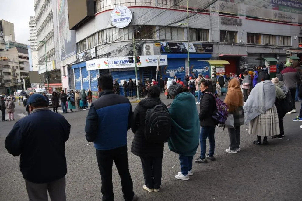 Gente que hizo fila desde la madrugada por aceite bloqueó la calle Camacho por algunos minutos. Foto: APG