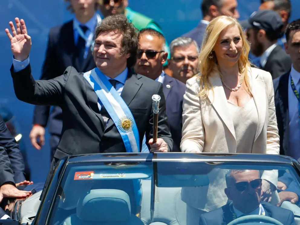 Fotografía del 10 de diciembre de 2023 de Karina Milei junto a su hermano Javier Milei, presidente de Argentina, frente al Congreso de la Nación en Buenos Aires (Argentina). Foto: EFE