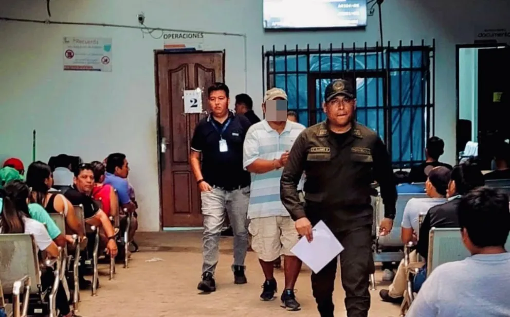 El sujeto que fue aprehendido en Santa Cruz tras detectarse que tenía doble identidad. Foto: ABI.