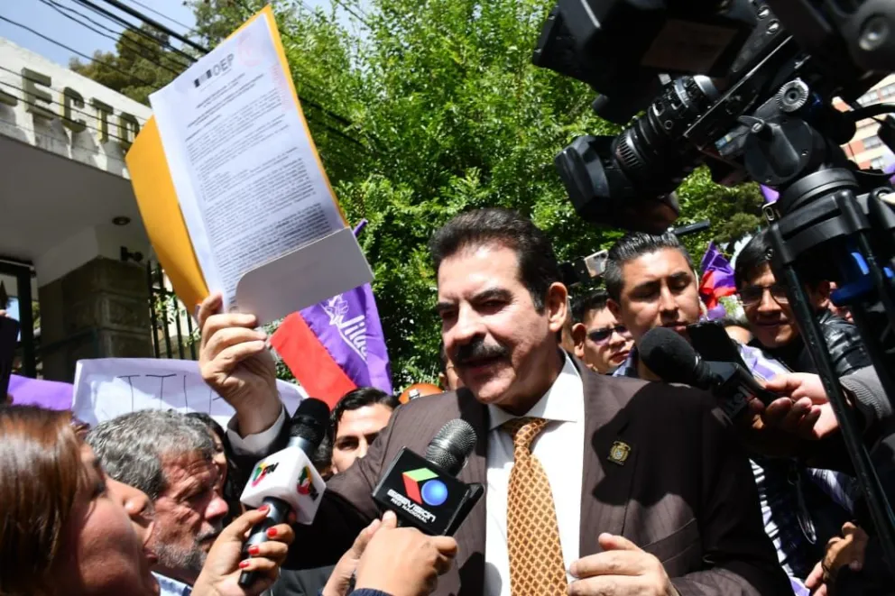 Reyes Villa muestra la personería de Súmate, este viernes. Foto: APG 