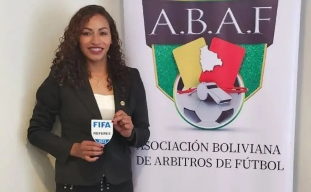 La árbitra Quisbert muestra su insignia FIFA. Foto: Instagram Alejandra Quisbert