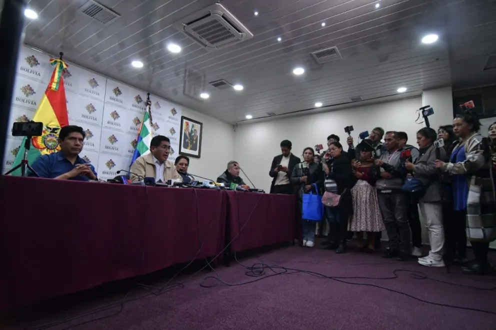 El ministro Huanca y otras autoridades, en rueda de prensa, este viernes. Foto: APG