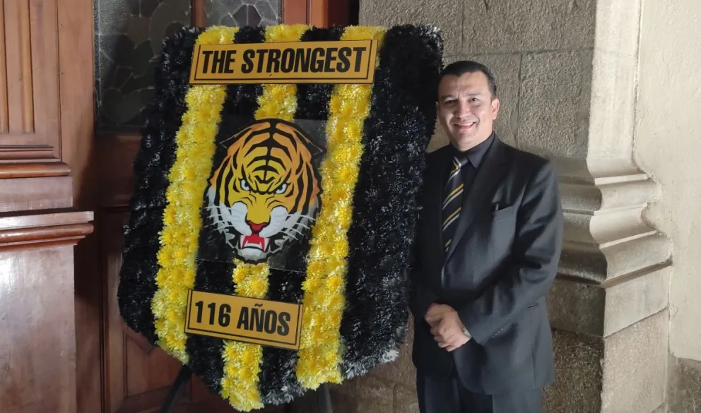 Daniel Terrazas junto a una ofrenda floral con el escudo del club, el pasado 8 de abril cuando se conmemoró el 116 aniversario del Tigre. Foto: archivo Sports 360
