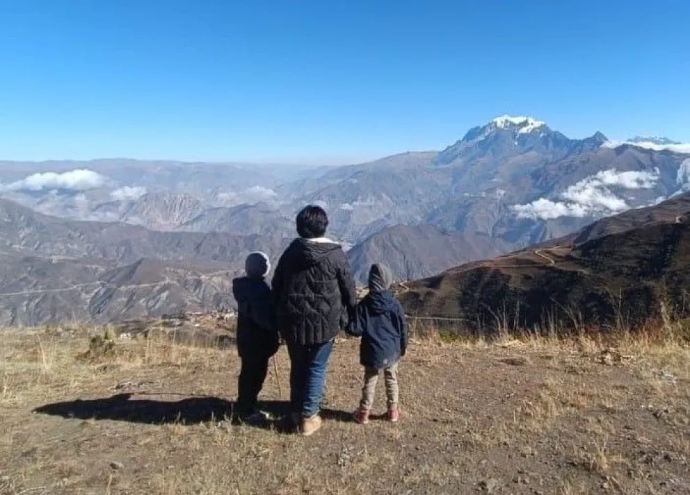 Luz junto a sus dos nietos en un viaje de recreación. Foto: Gentileza de Luz.