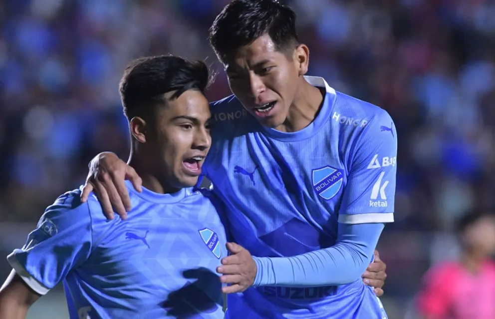 John Velásquez (der.) y Ervin Vaca celebran uno de los goles de la Academia. Foto: APG