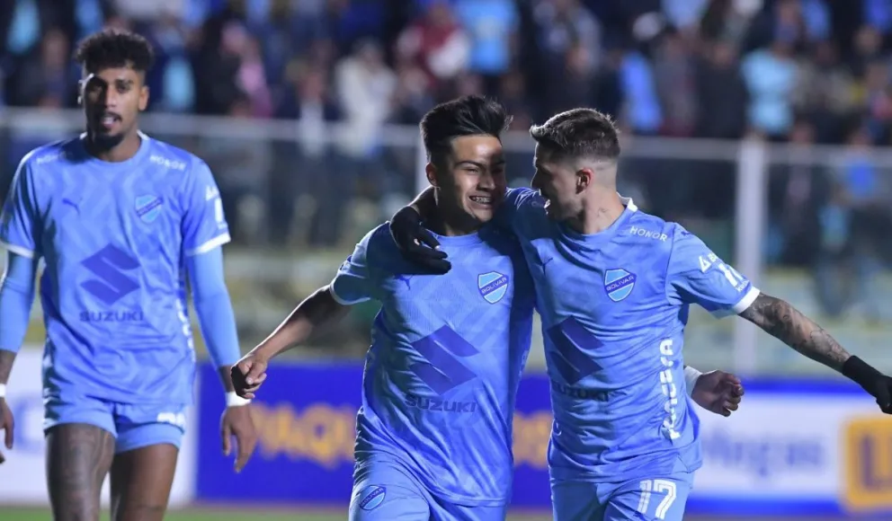 John Velásquez (centro) celebra su gol con Patricio Rodríguez. Foto: APG