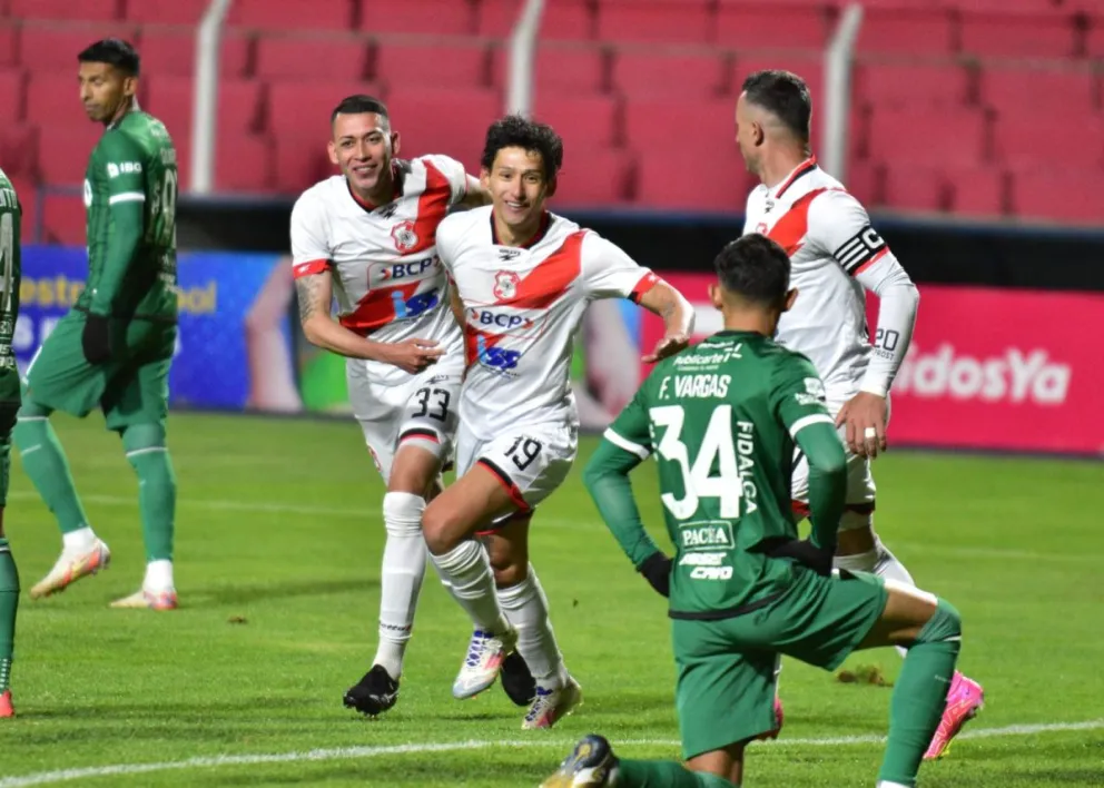 Víctor Ábrego celebra el primer tanto de la noche en la Villa Imperial. Foto: APG
