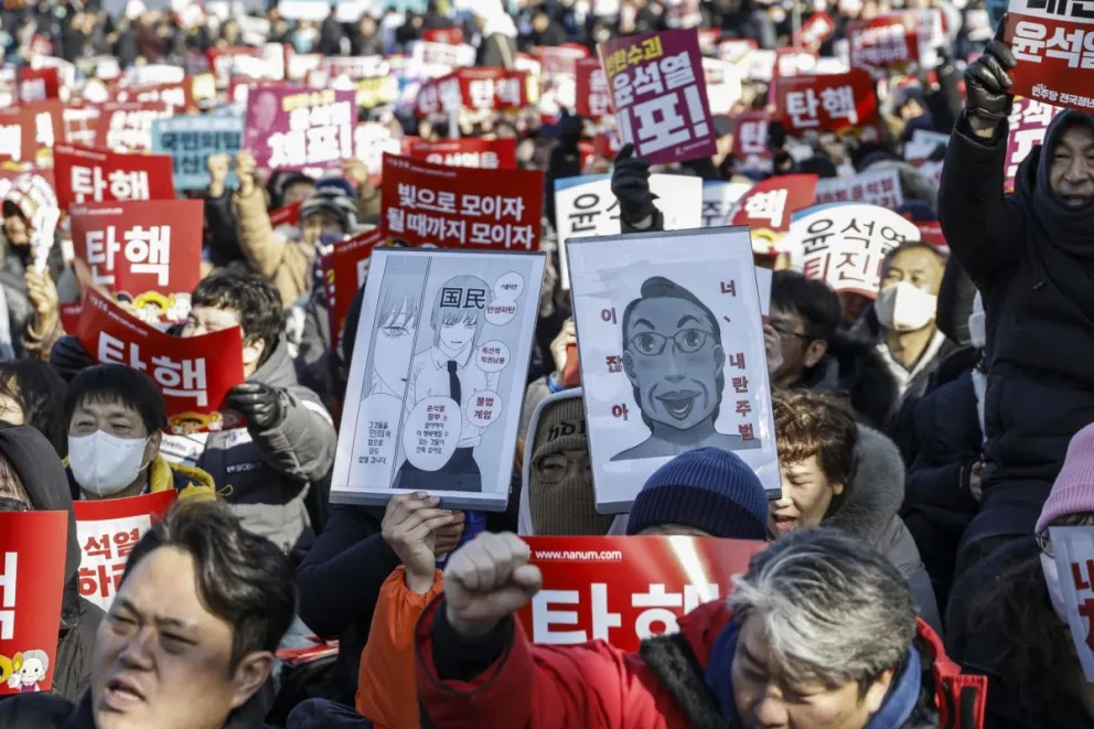 Los manifestantes realizan una protesta exigiendo el juicio político del presidente surcoreano Yoon Suk Yeol. Foto: EFE
