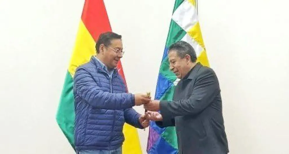 El presidente Luis Arce entrega el bastón de mando al vicepresidente David Choquehuanca. Foto: Red X Luis Arce