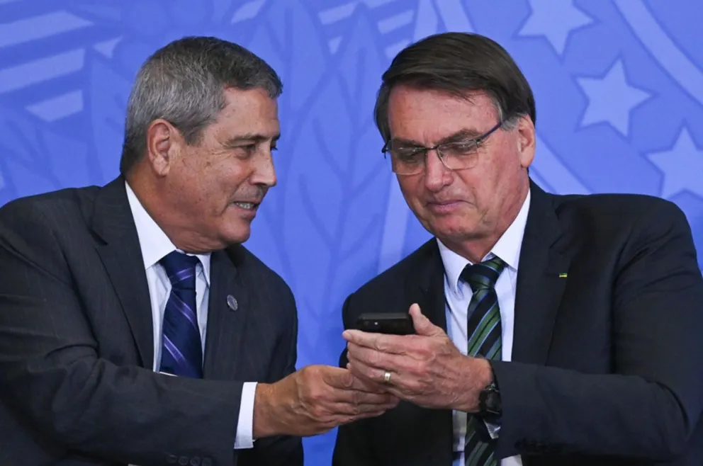 Foto de 2021, del entonces presidente de Brasil Jair Bolsonaro junto a Walter Braga Netto, quien fue ministro de la Presidencia y de Defensa. Foto: EFE 