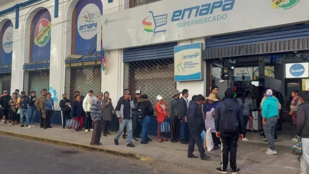 Fila en una tienda de Emapa. Foto: Red Uno