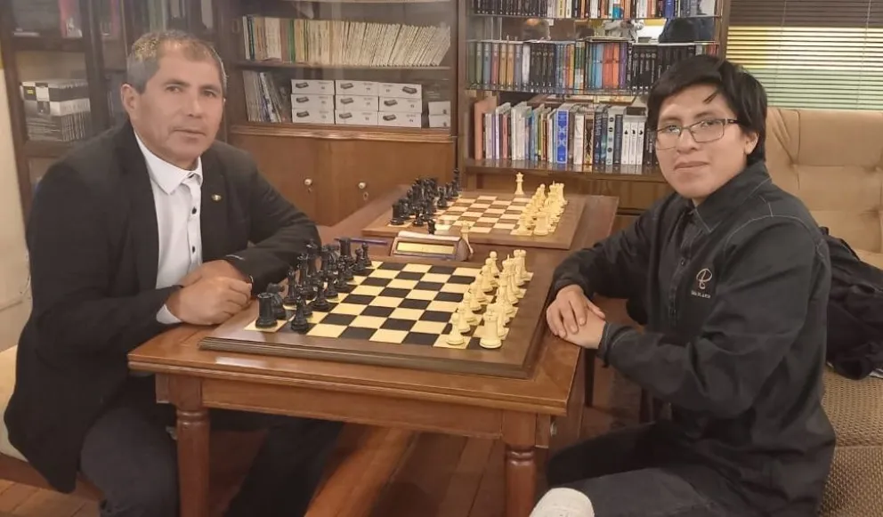 El peruano Julio Granda (izq.) y Maveric Mayta, quienes competirán en el torneo. Foto: Maveric Mayta