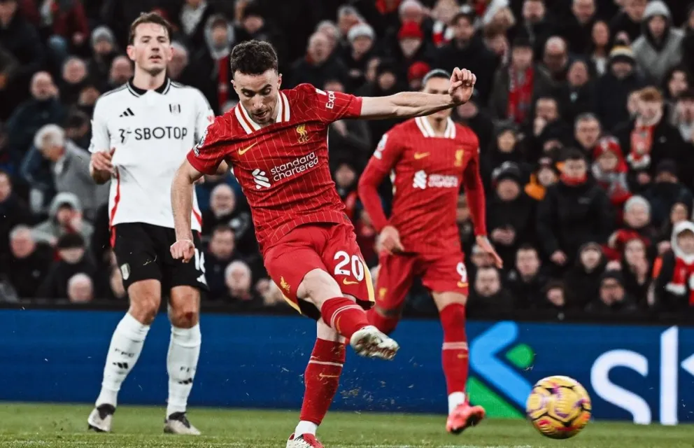 Jota, del Liverpool, patea la pelota. Foto: Liverpool FC.