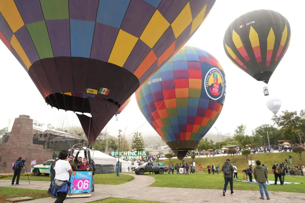 Globos aerostáticos durante el Festival Internacional del Globo en la Mitad del Mundo, en Quito (Ecuador). Foto: EFE