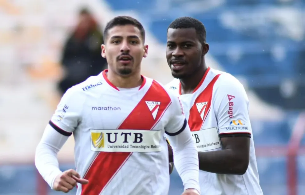 Briceño celebra uno de sus tres goles con Lucumí. Foto: Always Ready.