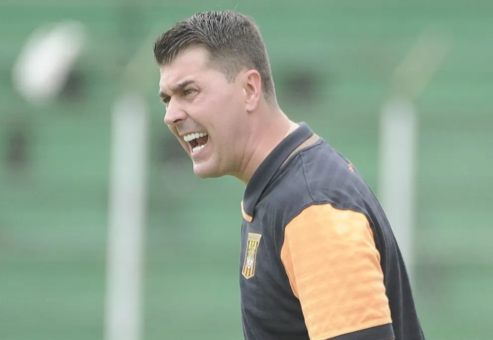 Ismael Rescalvo, el DT de The Strongest, da instrucciones a sus jugadores en el partido con Royal Pari. Foto: APG