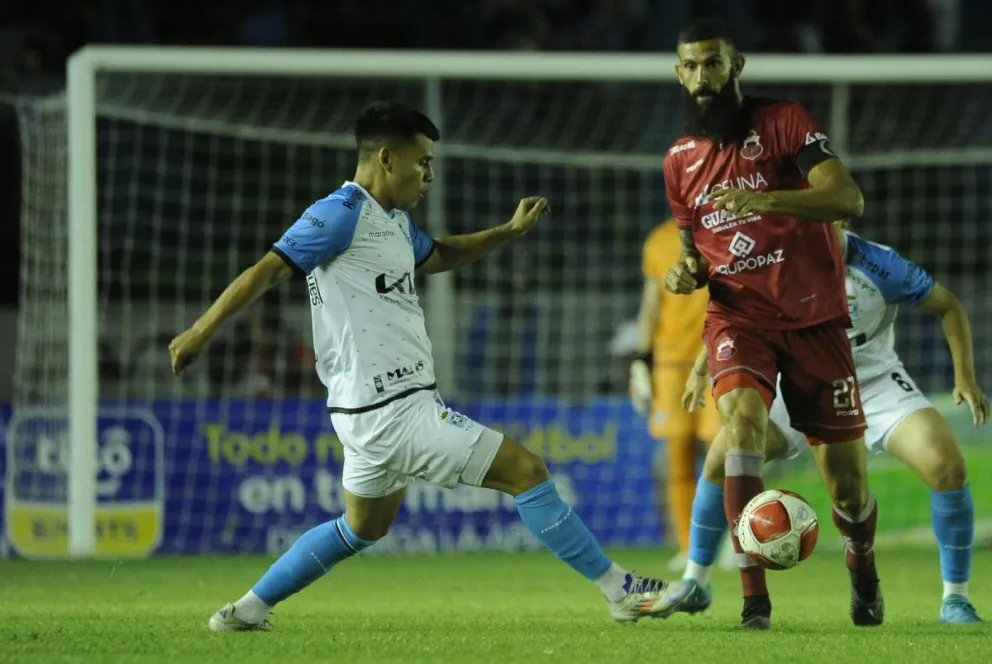 Alejandro Quintana (der.), delantero de Guabirá, domina la pelota. Sale a la marca Moisés Villaroel de Blooming. Foto: APG