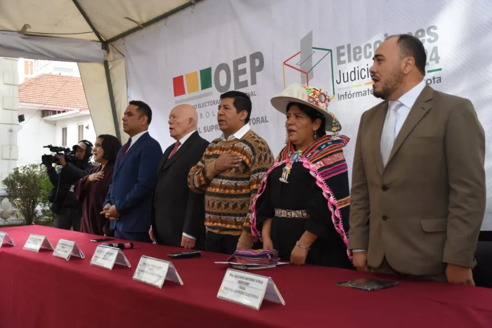 Los vocales del TSE, durante la inauguración de la votación, este domingo. Foto: APG 