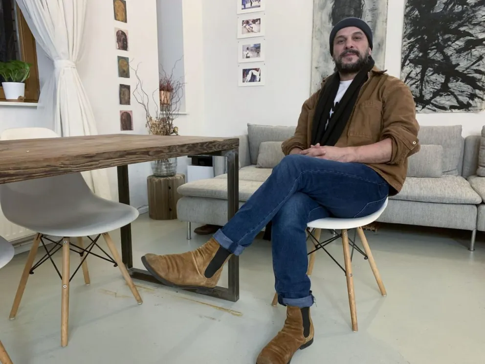Khaled, artista afincado en Berlín, posa para Efe en su estudio en Prenzlauyer Berg. Foto: Efe