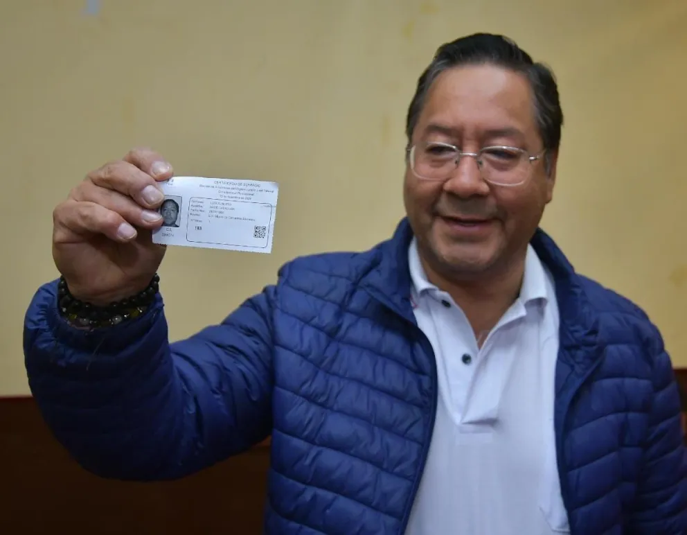El primer mandatario, tras emitir su voto, este domingo. Foto: APG