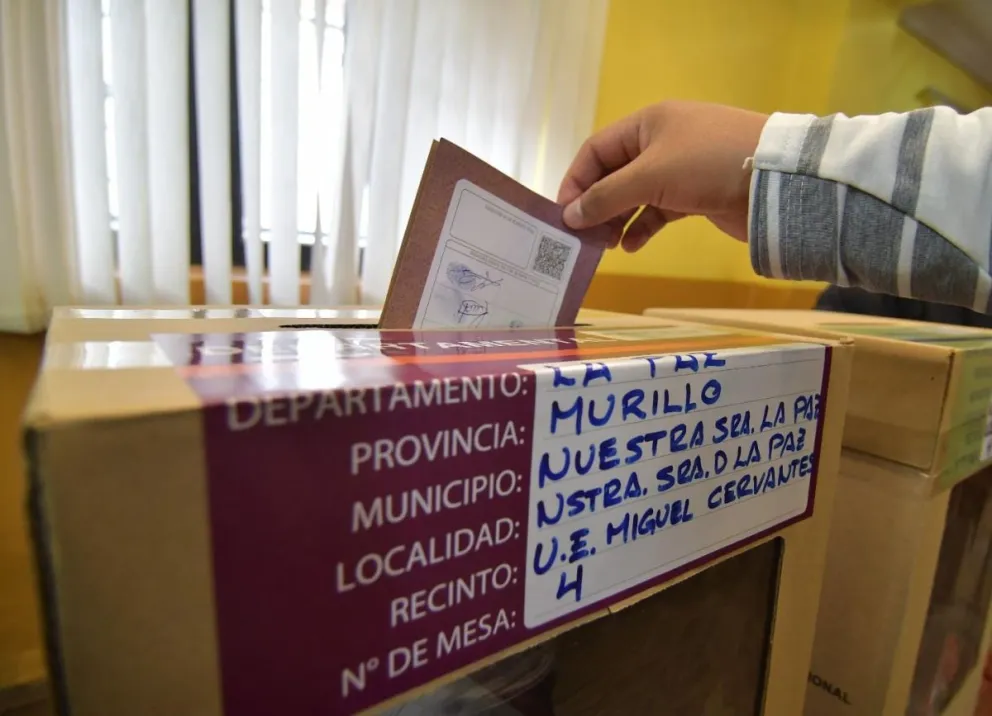 El voto en una urna, en la ciudad de La Paz, en elecciones pasadas. Foto: Abi 