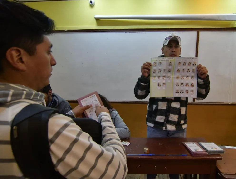 Un ciudadano emite su voto este domingo en las elecciones judiciales. Foto: APG