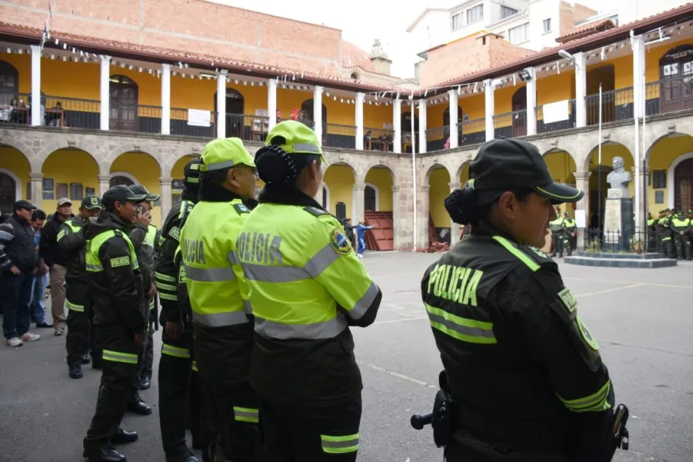 Efectivos policiales brindan seguridad en las  elecciones judiciales de hoy domingo en el colegio Ayacucho y otros recintos. Foto: APG