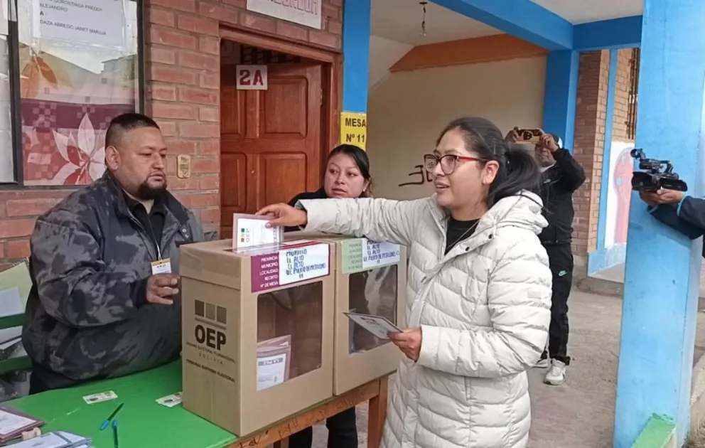 La alcaldesa de El Alto, Eva Copa, deposita su voto en las elecciones judiciales, este domingo. Foto: Prensa Alcaldía de El Alto.