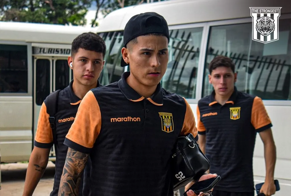 Los jugadores del Tigre Dilan Saavedra, Gabriel Sotomayor y Fabricio Quaglio en la ciudad de Santa Cruz. Foto: club The Strongest