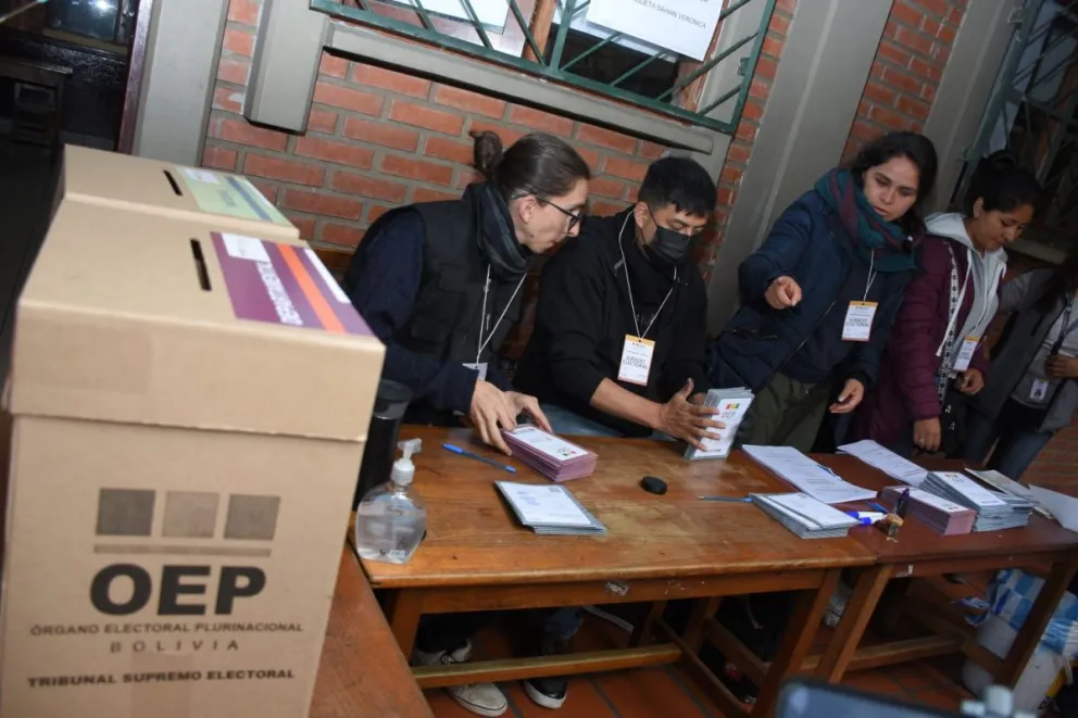 Jurados electoras en un reciento de votación este domingo. Foto: APG