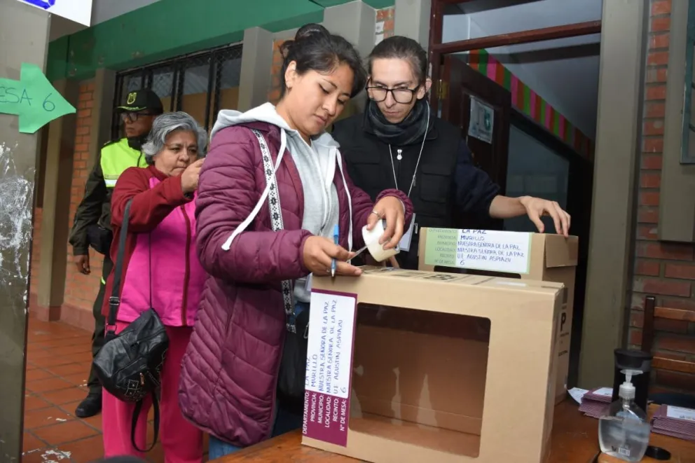Jurados electorales alistan la apertura de una mesa de votación este domingo. Foto: APG
