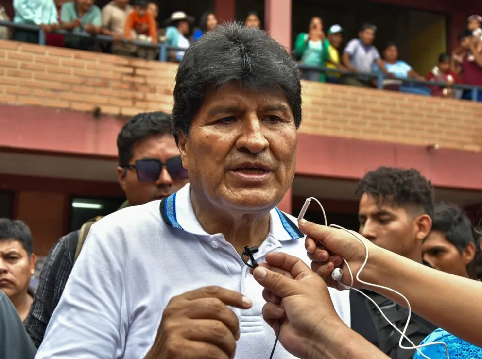 Evo Morales habla con la prensa tras emitir su voto este domingo. Fotos: APG