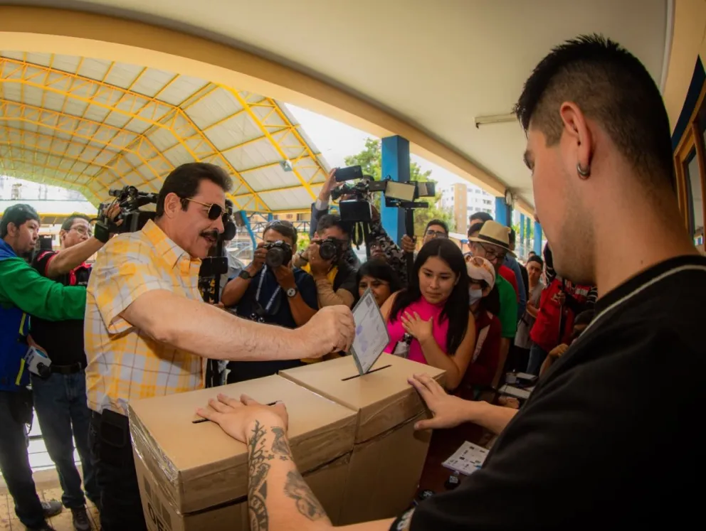 El alcalde de Cochabamba deposita su papeleta luego de votar este domingo. Foto: Alcaldía de Cochabamba