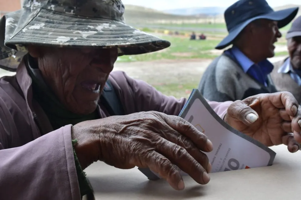 Un hombre vota en las pasadas elecciones judiciales. Foto: APG
