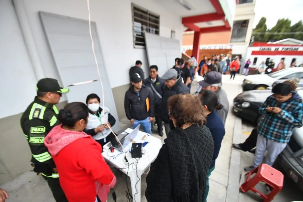 Personas hacen fila por un certificado de impedimento en un punto de La Paz. Foto: APG