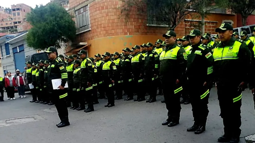 Efectivos policiales resguardan y brindan seguridad en el día de las elecciones judiciales. Foto ABI