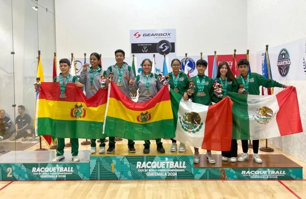 Bolivia en lo más alto del podio en el Mundial. Foto: Ministerio de Salud y Deportes. 