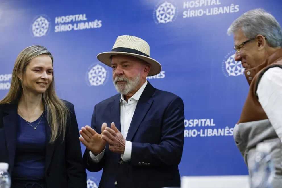 Lula da Silva saluda a su llegada a una rueda de prensa en el Hospital Sirio Libanés este domingo. Foto: EFE